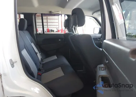 2010 Jeep Liberty Sport z USA, uszkodzony, nr VIN 1J4PN2GKXAW101624